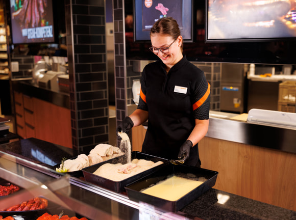 Frau paniert Fleisch Frau paniert Fleisch